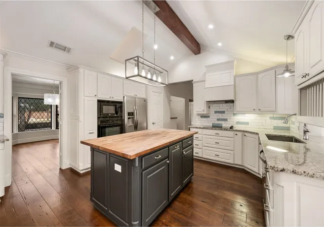 Photo 4 of Single family home for sale at 2 Lake Forest Dr, Roanoke, TX 76262 | MLS# 21384385 | Listing updated on 2026-09-12