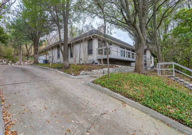 Photo 3 of Single family home for sale at 2001 Deepdale Dr, Fort Worth, TX 76107 | MLS# 21381645 | Listing updated on 2026-09-14