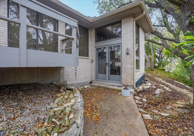 Photo 4 of Single family home for sale at 2001 Deepdale Dr, Fort Worth, TX 76107 | MLS# 21381645 | Listing updated on 2026-09-14