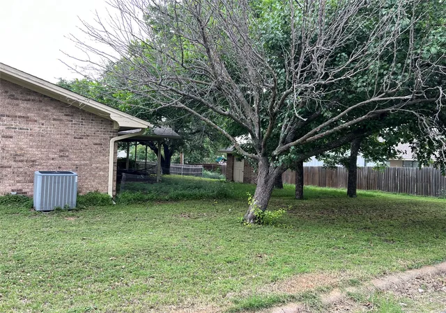 Photo 4 of Single family home for sale at 501 Spring Meadow St, Stephenville, TX 76401 | MLS# 21384503 | Listing updated on 2026-09-12