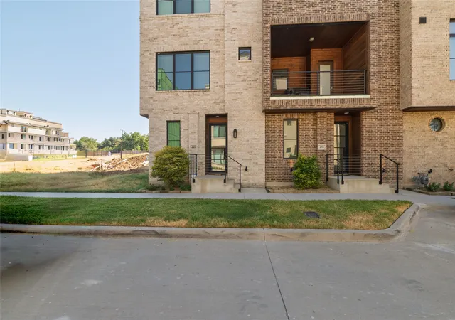 Photo 3 of Townhouse for sale at 449 S Rayner St, Fort Worth, TX 76111 | MLS# 21384196 | Listing updated on 2026-09-12