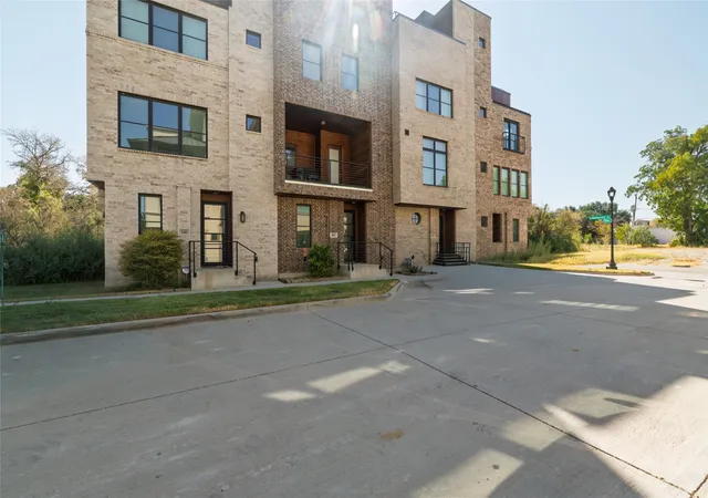 Photo 3 of Townhouse for sale at 449 S Rayner St, Fort Worth, TX 76111 | MLS# 21384196 | Listing updated on 2026-09-12