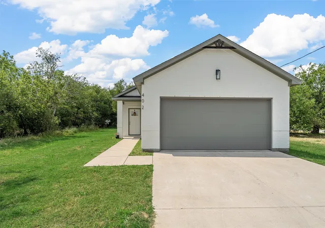Photo 1 of Single family home for sale at 402 Peabody St, Hillsboro, TX 76645 | MLS# 21378968 | Listing updated on 2026-09-12