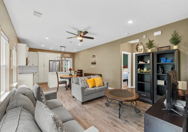 Photo 3 of Single family home for sale at 402 Peabody St, Hillsboro, TX 76645 | MLS# 21378968 | Listing updated on 2026-09-12
