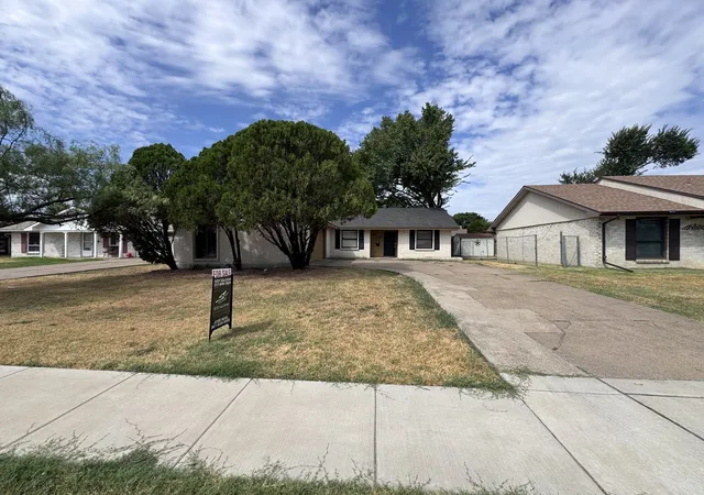 Photo 3 of Single family home for sale at 1610 Kingston Dr, Grand Prairie, TX 75051 | MLS# 21384538 | Listing updated on 2026-09-12