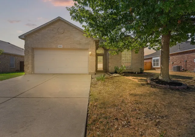 Photo 1 of Single family home for sale at 606 Poplar Vista Ln, Arlington, TX 76002 | MLS# 21382323 | Listing updated on 2026-09-12
