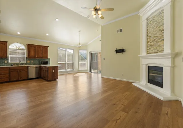 Photo 3 of Single family home for sale at 606 Poplar Vista Ln, Arlington, TX 76002 | MLS# 21382323 | Listing updated on 2026-09-12
