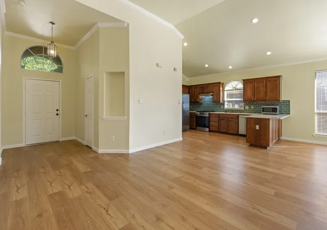 Photo 3 of Single family home for sale at 606 Poplar Vista Ln, Arlington, TX 76002 | MLS# 21382323 | Listing updated on 2026-09-12