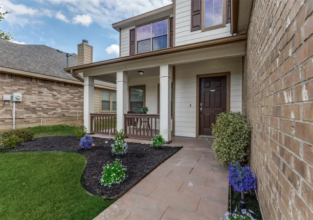 Photo 3 of Sale Pending at 613 Stirrup Bar Dr, Fort Worth, TX 76179 | MLS# 21384527 | Listing updated on 2026-09-30