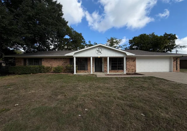 Photo 1 of Single family home for sale at 203 Frost Crk Ave, Groesbeck, TX 76642 | MLS# 21384566 | Listing updated on 2026-09-12