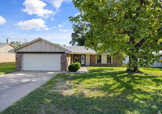Photo 2 of Single family home for sale at 5325 Mission Cir, Granbury, TX 76049 | MLS# 21384579 | Listing updated on 2026-09-24
