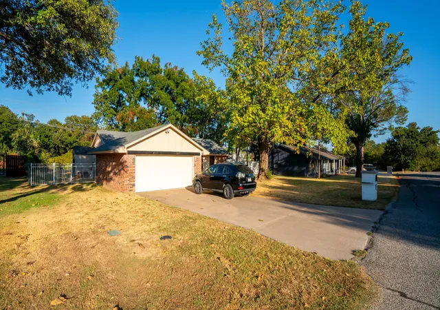 Photo 3 of Single family home for sale at 5325 Mission Cir, Granbury, TX 76049 | MLS# 21384579 | Listing updated on 2026-09-24