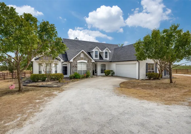 Photo 2 of Single family home for sale at 1690 Lawlis Ln, Sanger, TX 76266 | MLS# 21384545 | Listing updated on 2026-10-07