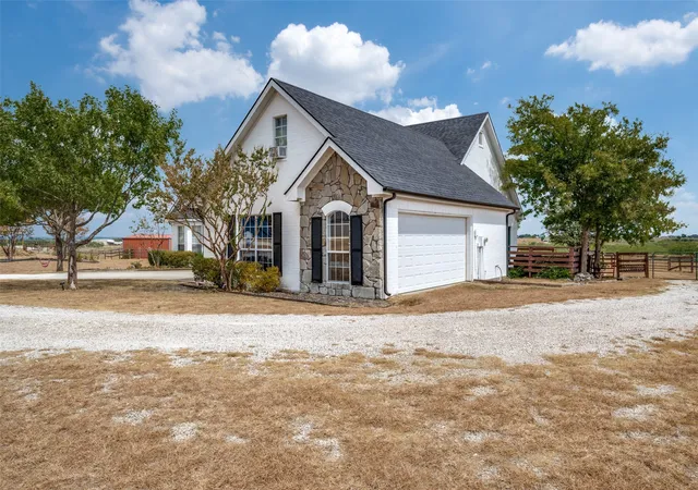 Photo 3 of Single family home for sale at 1690 Lawlis Ln, Sanger, TX 76266 | MLS# 21384545 | Listing updated on 2026-10-07