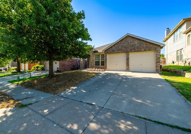 Photo 2 of Single family home for sale at 6025 Walleye Dr, Fort Worth, TX 76179 | MLS# 21380576 | Listing updated on 2026-09-12