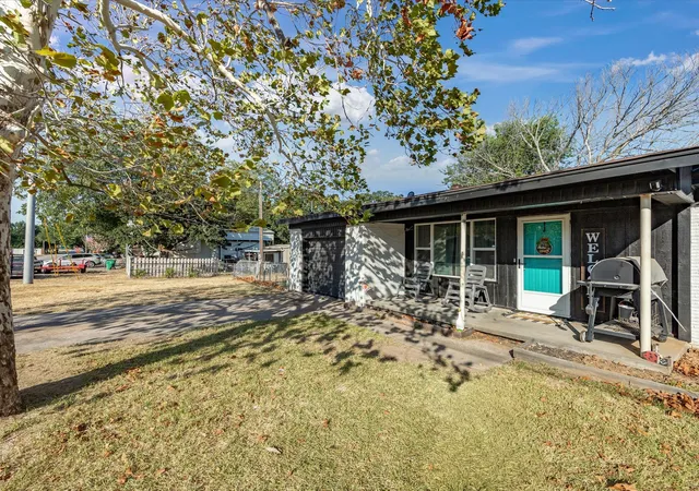 Photo 3 of Single family home for sale at 1306 Hulme St, Bowie, TX 76230 | MLS# 21383459 | Listing updated on 2026-09-12