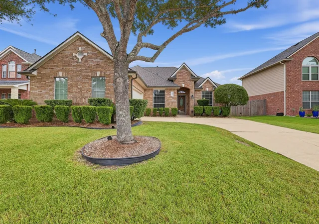 Photo 1 of Single family home for sale at 5812 Orchard Trl Dr, Pearland, TX 77581 | MLS# 21384333 | Listing updated on 2026-09-12