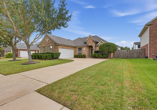 Photo 2 of Single family home for sale at 5812 Orchard Trl Dr, Pearland, TX 77581 | MLS# 21384333 | Listing updated on 2026-09-12