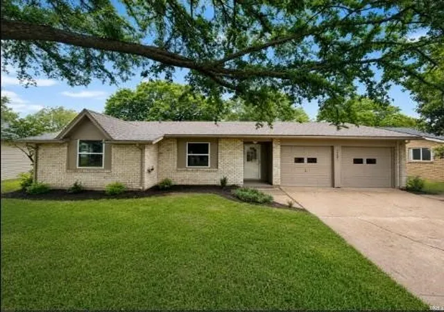 Photo 3 of Single family home for sale at 1221 Greenway Dr, Mesquite, TX 75149 | MLS# 21382469 | Listing updated on 2026-09-14