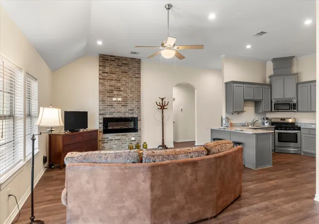 Photo 4 of Single family home for sale at 300 County Rd 4323, Pittsburg, TX 75686 | MLS# 21384643 | Listing updated on 2026-10-06