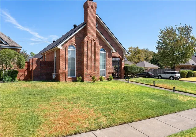 Photo 3 of Single family home for sale at 1415 Boardwalk St, Arlington, TX 76011 | MLS# 21382803 | Listing updated on 2026-09-12