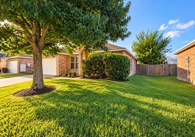 Photo 2 of Single family home for sale at 613 Redwing Dr, Fort Worth, TX 76131 | MLS# 21382438 | Listing updated on 2026-09-12