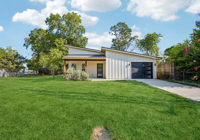 Photo 1 of Single family home for sale at 613 W Florence St, Denison, TX 75020 | MLS# 21373625 | Listing updated on 2026-10-05