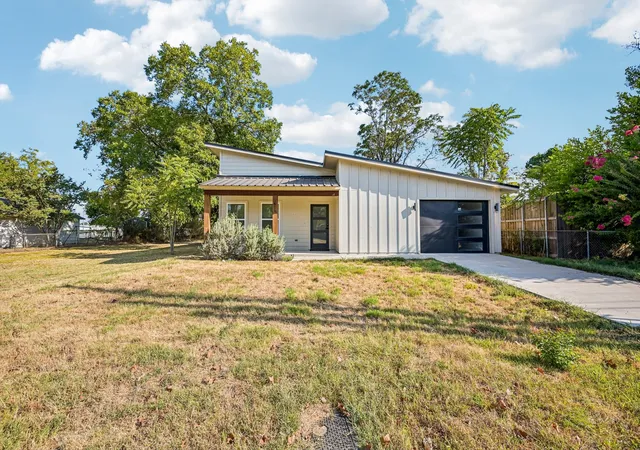 Photo 3 of Single family home for sale at 613 W Florence St, Denison, TX 75020 | MLS# 21373625 | Listing updated on 2026-10-05
