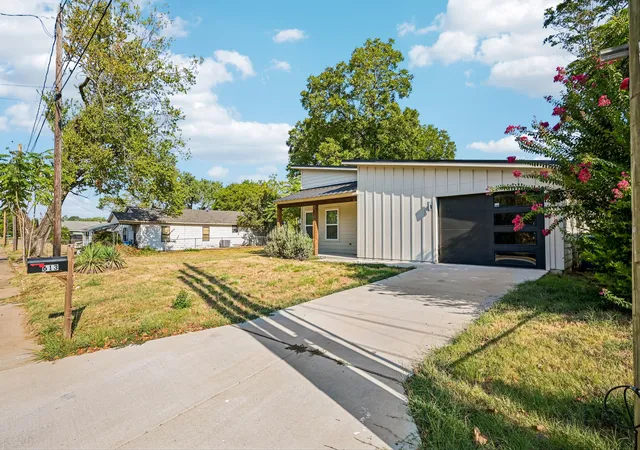 Photo 3 of Single family home for sale at 613 W Florence St, Denison, TX 75020 | MLS# 21373625 | Listing updated on 2026-10-05