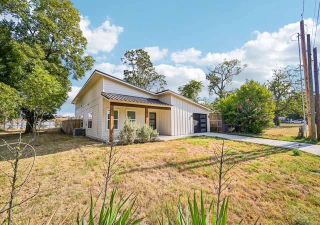 Photo 4 of Single family home for sale at 613 W Florence St, Denison, TX 75020 | MLS# 21373625 | Listing updated on 2026-10-05