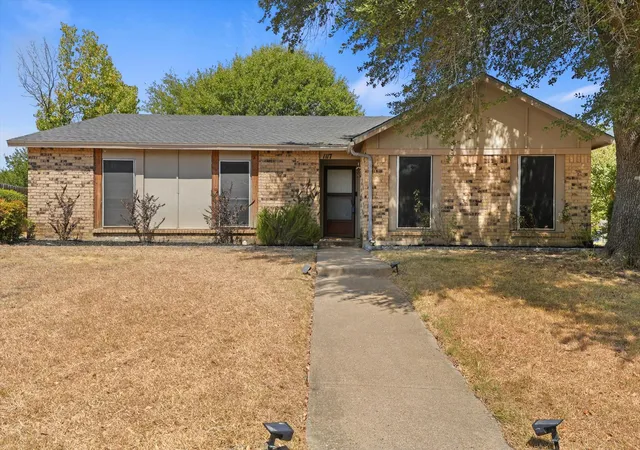 Photo 2 of Single family home for sale at 1117 Southridge Dr, Lancaster, TX 75146 | MLS# 21384525 | Listing updated on 2026-09-12