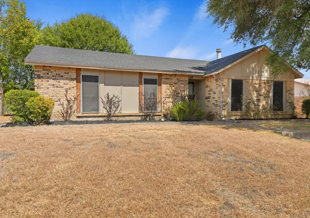 Photo 3 of Single family home for sale at 1117 Southridge Dr, Lancaster, TX 75146 | MLS# 21384525 | Listing updated on 2026-09-12