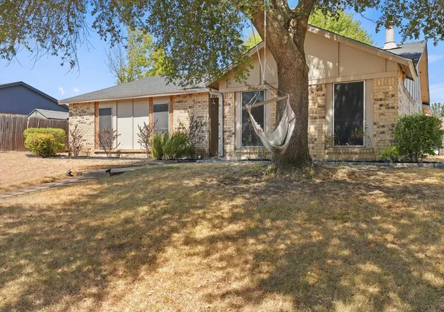 Photo 3 of Single family home for sale at 1117 Southridge Dr, Lancaster, TX 75146 | MLS# 21384525 | Listing updated on 2026-09-12