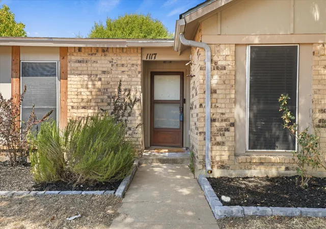 Photo 4 of Single family home for sale at 1117 Southridge Dr, Lancaster, TX 75146 | MLS# 21384525 | Listing updated on 2026-09-12