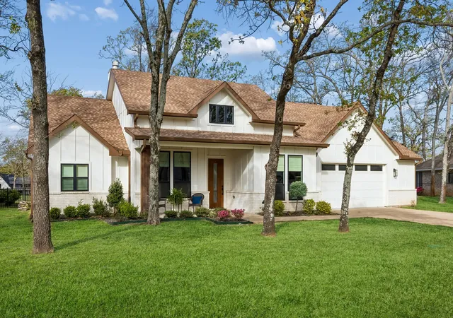 Photo 1 of Single family home for sale at 207 Colonial Dr, Mabank, TX 75156 | MLS# 21384635 | Listing updated on 2026-09-20