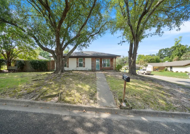 Photo 2 of Single family home for sale at 800 Angie Ln, Athens, TX 75751 | MLS# 21382917 | Listing updated on 2026-09-12