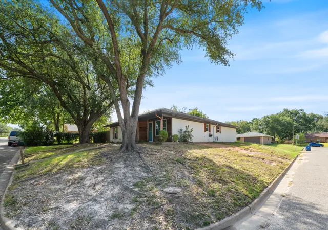 Photo 2 of Single family home for sale at 800 Angie Ln, Athens, TX 75751 | MLS# 21382917 | Listing updated on 2026-09-12