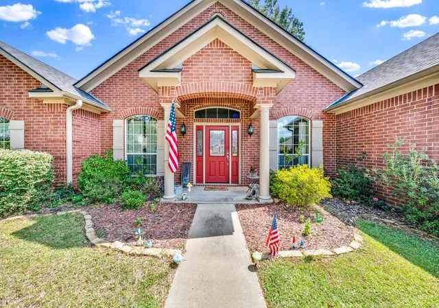 Photo 3 of Single family home for sale at 3808 Clarkway Pl, Longview, TX 75605 | MLS# 21383619 | Listing updated on 2026-10-01