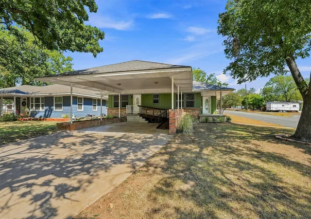 Photo 2 of Single family home for sale at 901 W Hanna St, Denison, TX 75020 | MLS# 21384742 | Listing updated on 2026-09-29
