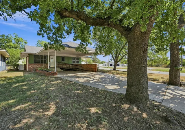 Photo 3 of Single family home for sale at 901 W Hanna St, Denison, TX 75020 | MLS# 21384742 | Listing updated on 2026-09-29