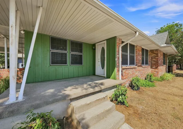 Photo 4 of Single family home for sale at 901 W Hanna St, Denison, TX 75020 | MLS# 21384742 | Listing updated on 2026-09-29