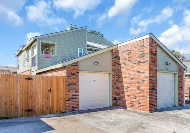 Listing Photo 3 - Condo for sale in building located at 5033 Winder Ct, North Richland Hills, TX 76180