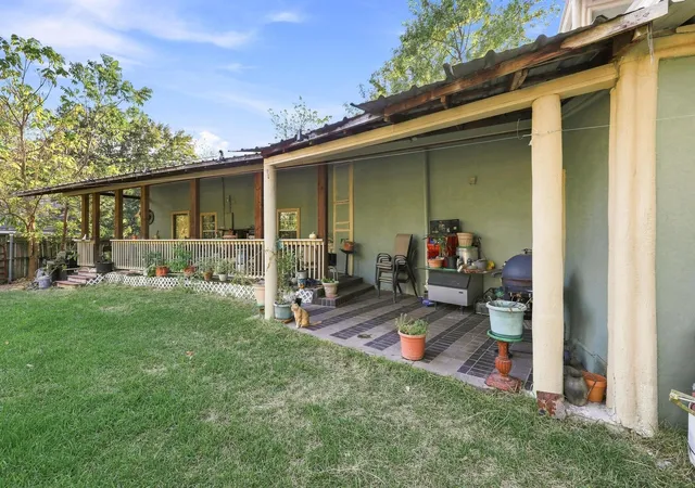 Photo 3 of Single family home for sale at 1706 Morse St, Commerce, TX 75428 | MLS# 21383699 | Listing updated on 2026-09-12