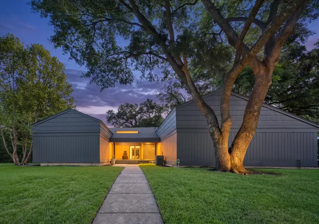 Photo 1 of Single family home for sale at 656 The Meadows Pkwy, De Soto, TX 75115 | MLS# 21384846 | Listing updated on 2026-10-22