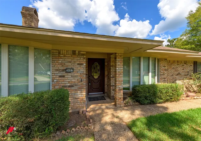 Photo 2 of Single family home for sale at 5407 Coach Rd, Bossier City, LA 71111 | MLS# 21384851 | Listing updated on 2026-09-12