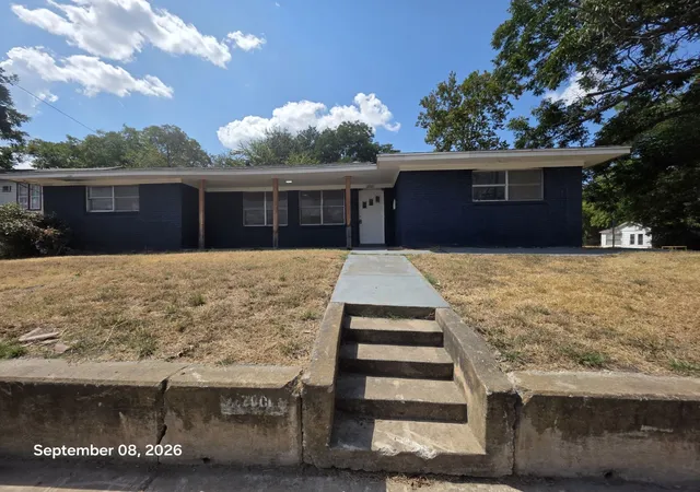 Photo 2 of Single family home for sale at 2001 Washington St, Commerce, TX 75428 | MLS# 21384770 | Listing updated on 2026-09-17