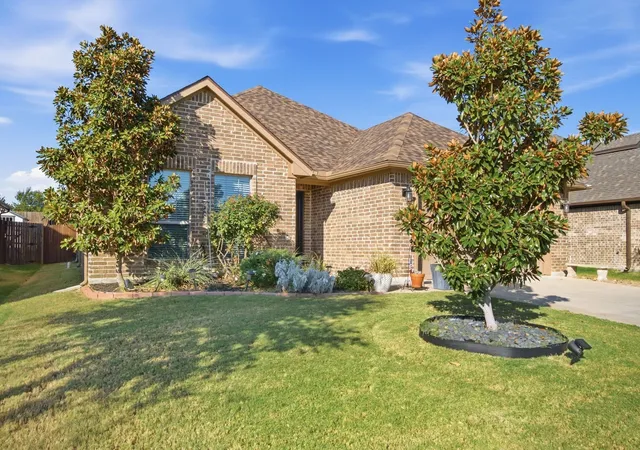 Photo 2 of Single family home for sale at 1432 Town Crk Cir, Weatherford, TX 76086 | MLS# 21382648 | Listing updated on 2026-10-02