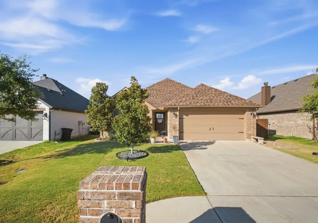 Photo 3 of Single family home for sale at 1432 Town Crk Cir, Weatherford, TX 76086 | MLS# 21382648 | Listing updated on 2026-10-02