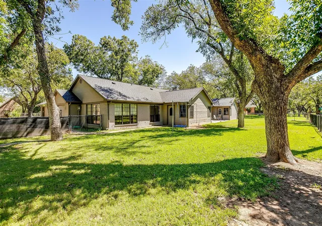 Photo 3 of Single family home for sale at 8621 Ravenswood Rd, Granbury, TX 76049 | MLS# 21384765 | Listing updated on 2026-09-15