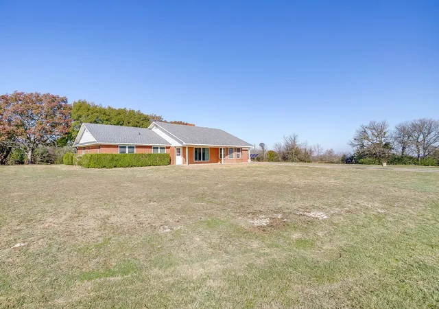 Photo 2 of Single family home for sale at 407 Llano Ct, Weatherford, TX 76087 | MLS# 21384799 | Listing updated on 2026-09-13